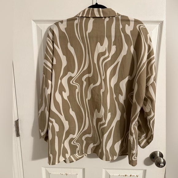 Gilli Beige and Cream Tie Front Top - Picture 2 of 4